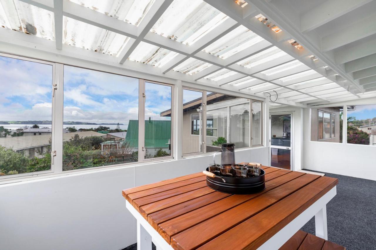 Couches, Bar Table & Kawau View Villa Snells Beach Exterior foto