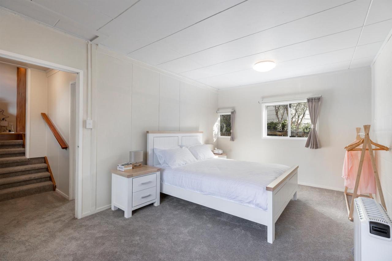Couches, Bar Table & Kawau View Villa Snells Beach Exterior foto