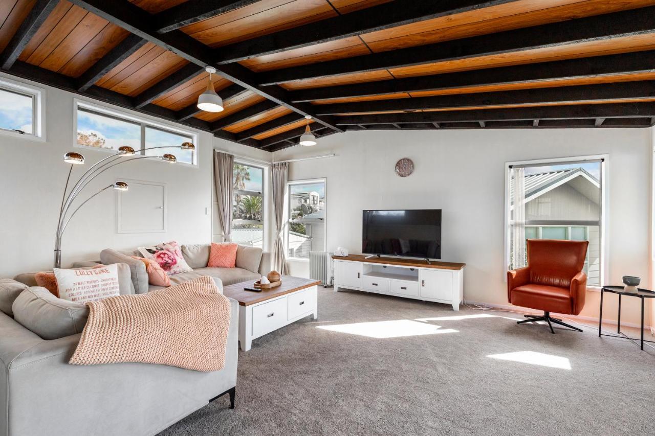 Couches, Bar Table & Kawau View Villa Snells Beach Exterior foto