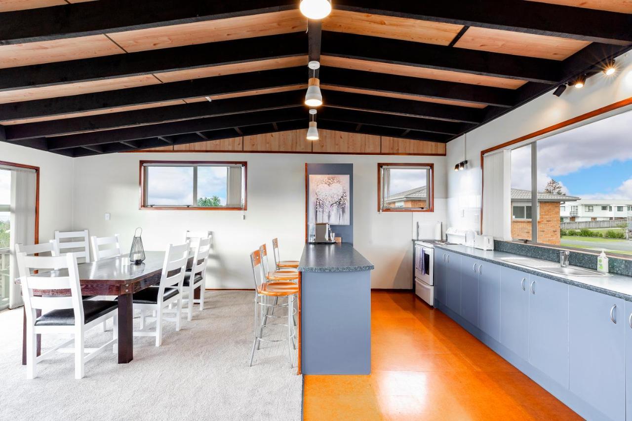 Couches, Bar Table & Kawau View Villa Snells Beach Exterior foto