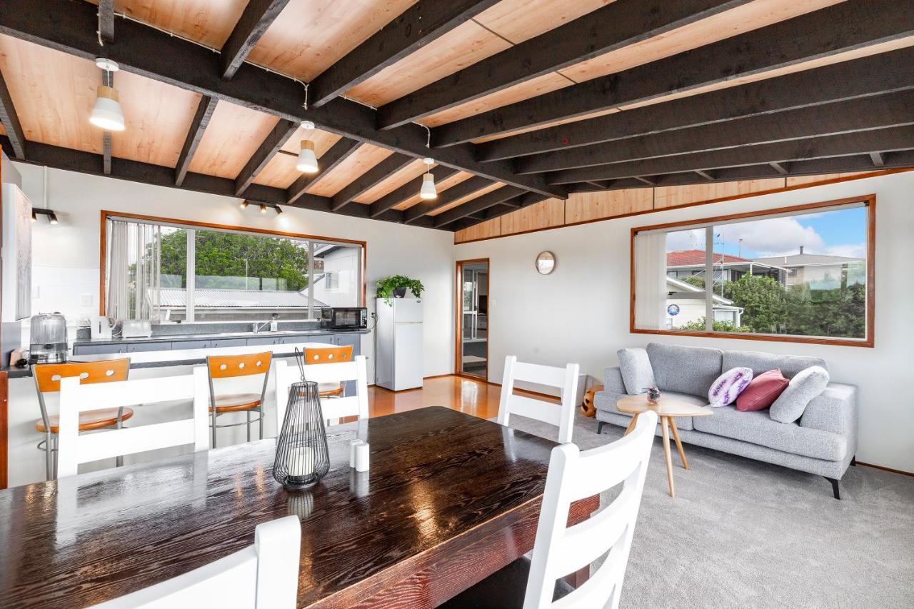 Couches, Bar Table & Kawau View Villa Snells Beach Exterior foto