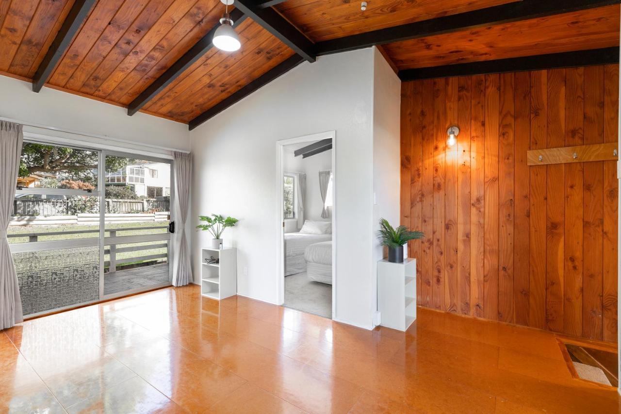 Couches, Bar Table & Kawau View Villa Snells Beach Exterior foto